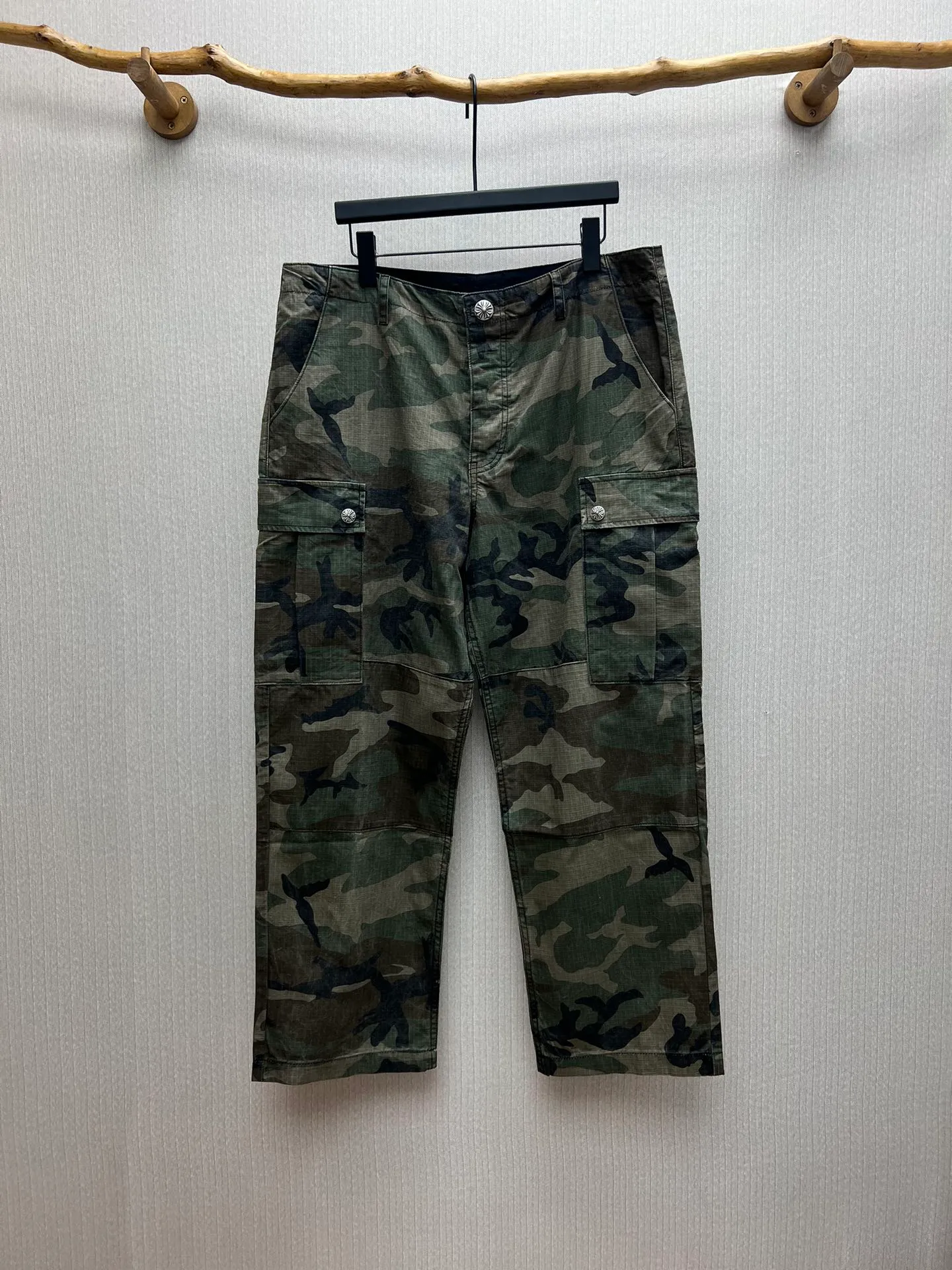 🅿️680 Crow Heart 25SS camouflage patchwork leather genuine antique silver overalls. The body fabric is custom-dyed with fully divided camouflage. The lining is CH jacquard lining. The minimum order is 1000 meters. There are 14 genuine antique silver hardware in the whole trousers. Half of the cost is in the hardware. The leather patchwork is made of imported lambskin. Hand-made edge turning method. The embroidery on the waist is imported Tajima machine. Precision embroidery. Size: 32.34.36